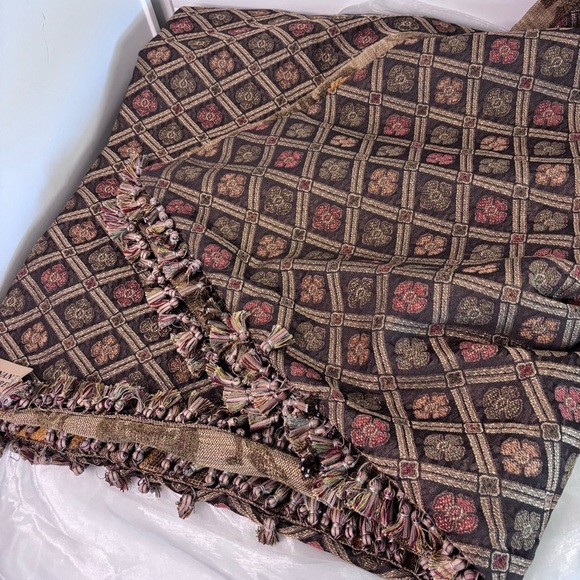 Reversible Heavyweight fabric 50x50” Throw! Dresses up your bed, table,sofa etc! - Picture 4 of 7